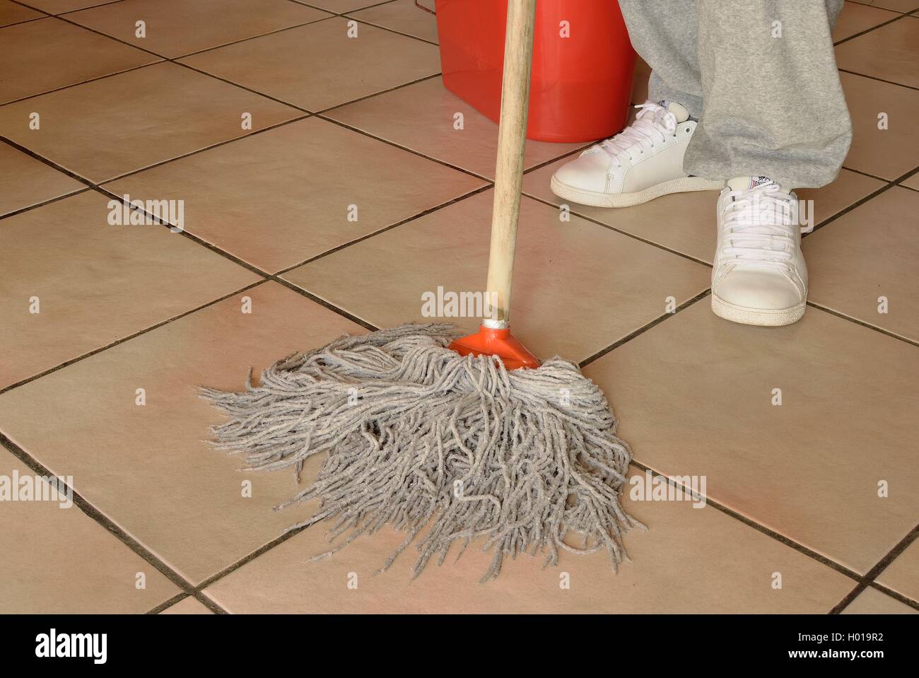 Persona limpiar el piso con un trapo y RP Fotografía de stock - Alamy