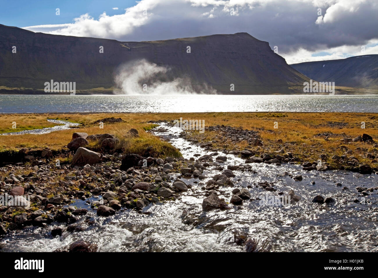 El fuerte viento en el fiordo, Islandia, Gilsfjoerdur Gilsfjoerdur Foto de stock
