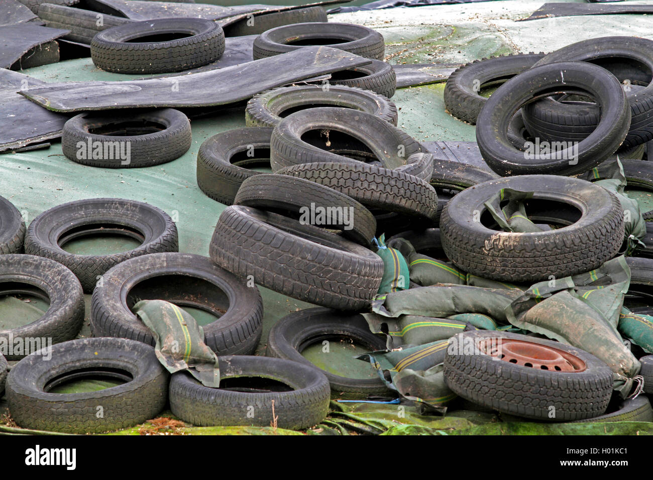 Neumáticos viejos y láminas de plástico de un montón de ensilaje, Alemania Foto de stock