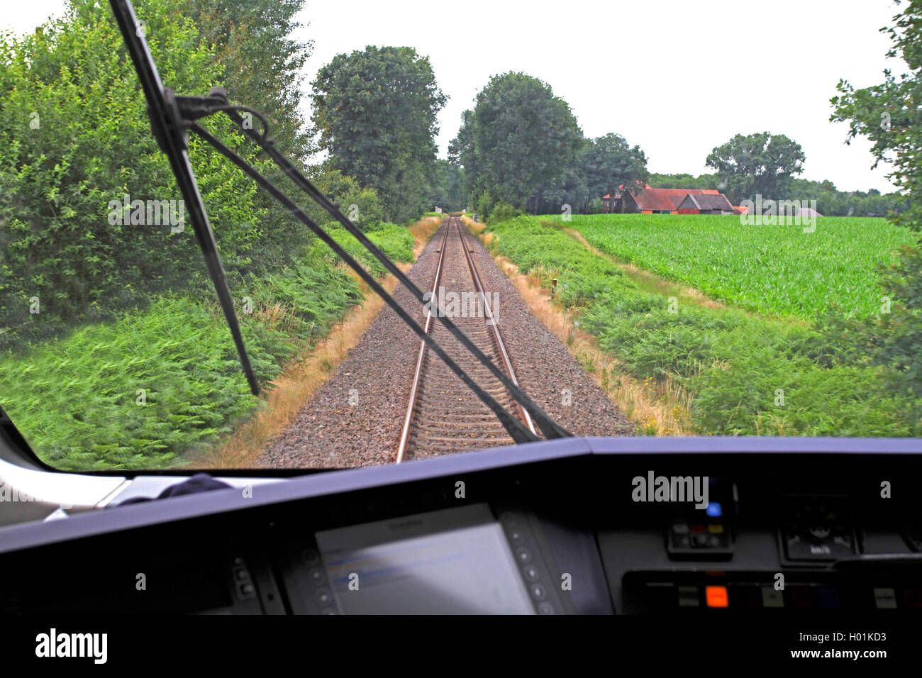 Vista desde la cabina de un tren a las pistas, Alemania Foto de stock