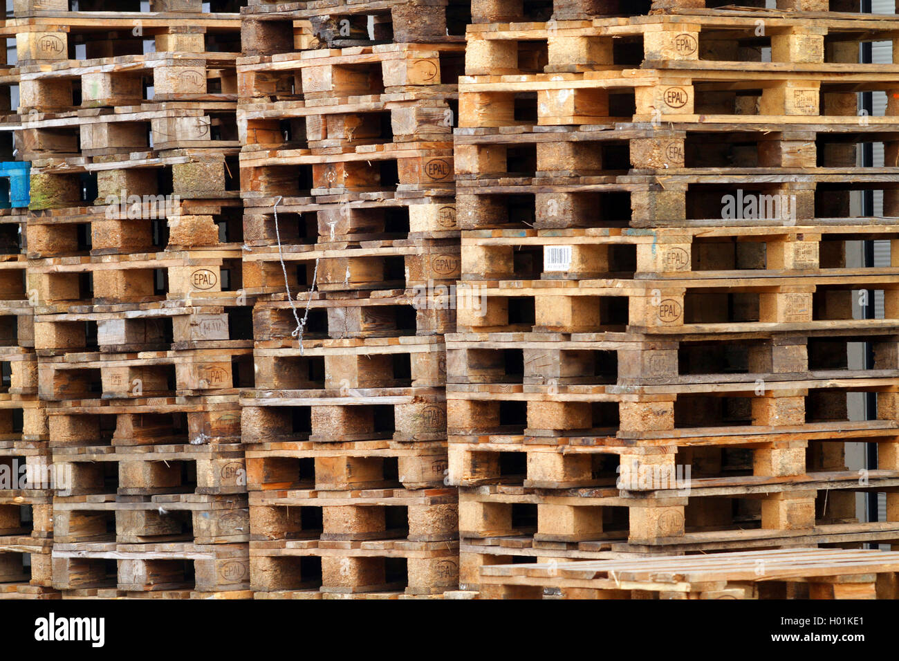 Pilas de palets de madera, Alemania Foto de stock