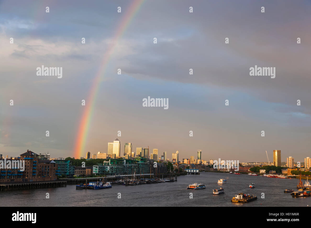 Inglaterra, Londres, arco iris sobre el río Támesis y Docklands Foto de stock
