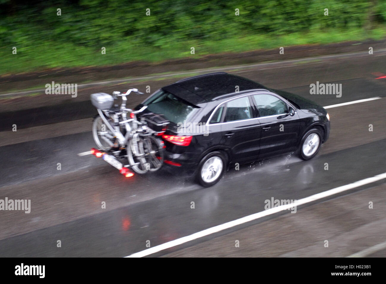Soporte para bicicleta en el carro fotografías e imágenes de alta  resolución - Alamy