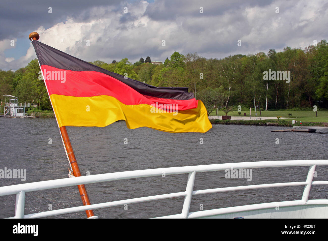 Bandera Alemana en la proa de un barco de excursión, Alemania Foto de stock