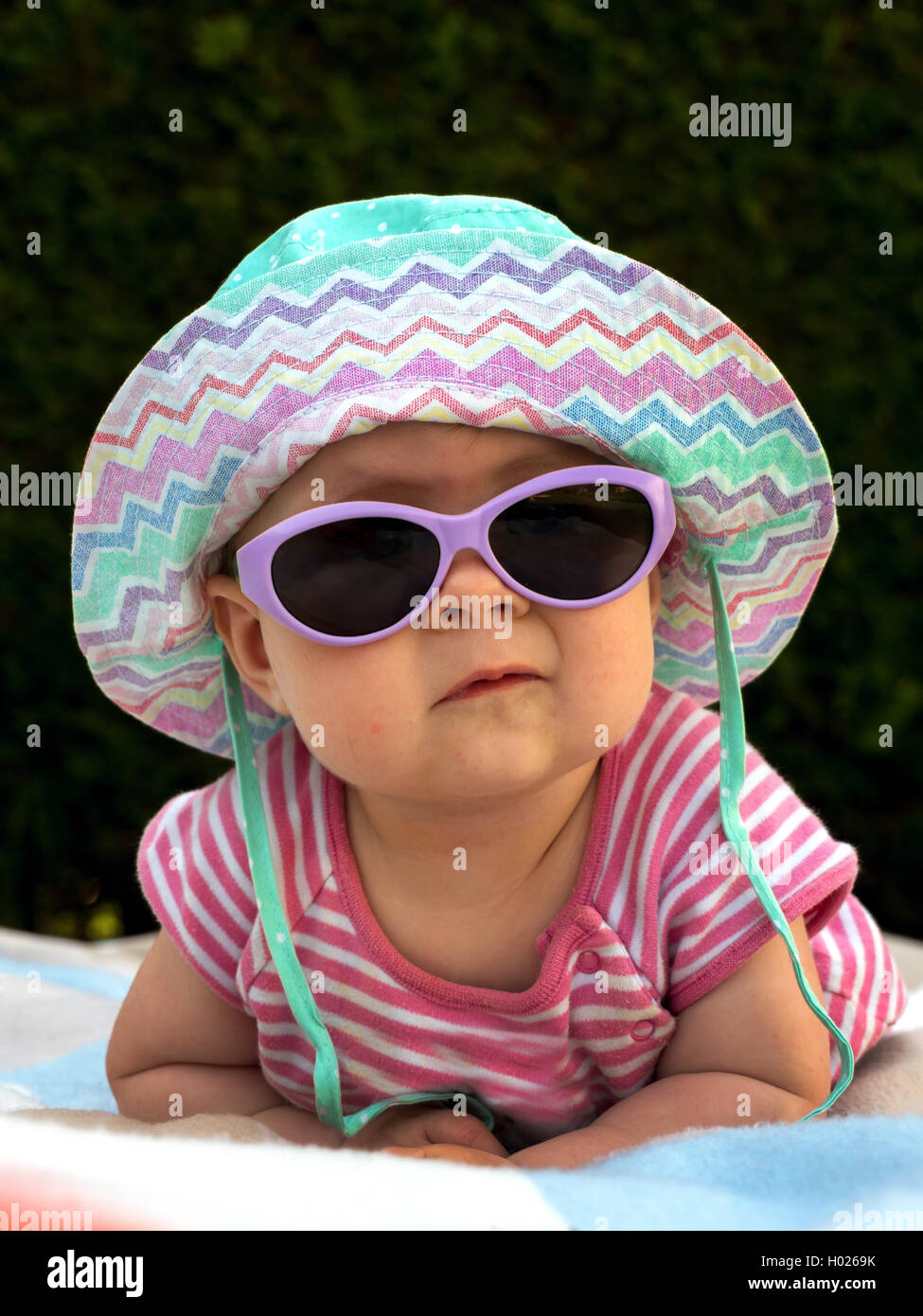 Bebe con sombrero para el sol y las gafas de sol en el calor del verano,  Austria Fotografía de stock - Alamy
