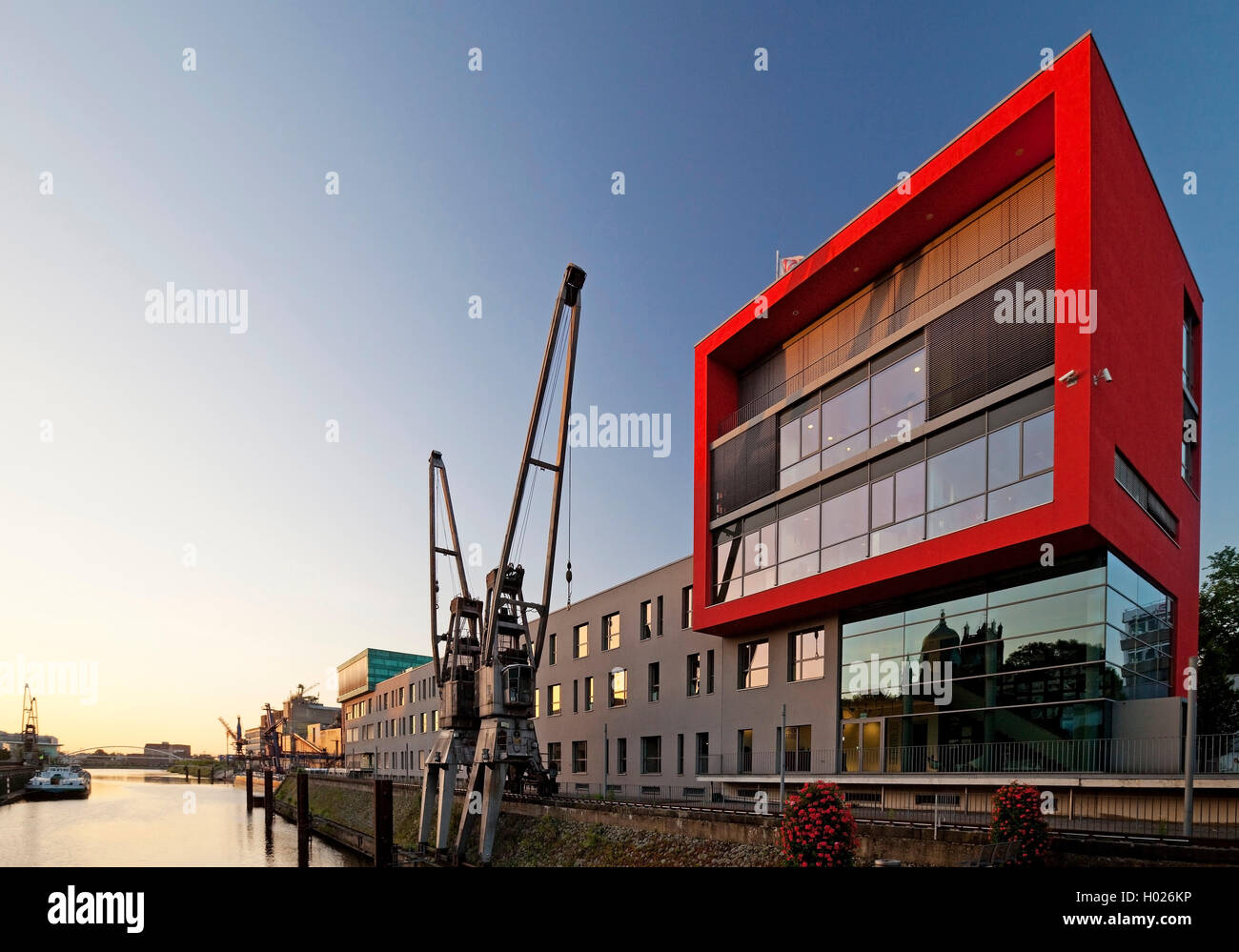 Centro de oficina Haus am Pegel en Inner Harbor, en Alemania, en Renania del Norte-Westfalia, el Bajo Rin, Neuss Foto de stock