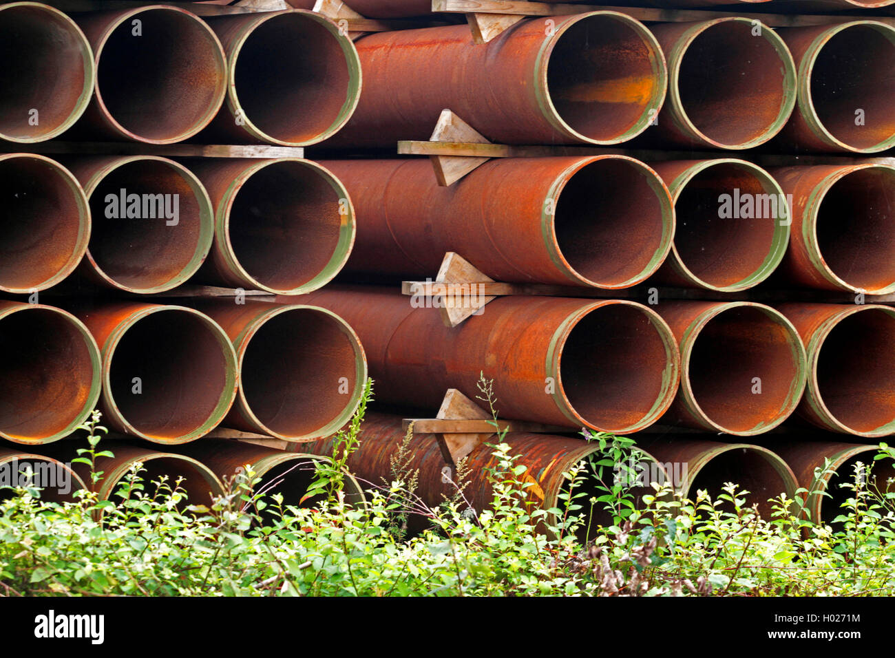 Almacenamiento de tubos de hierro en una zona industrial, Alemania Foto de stock