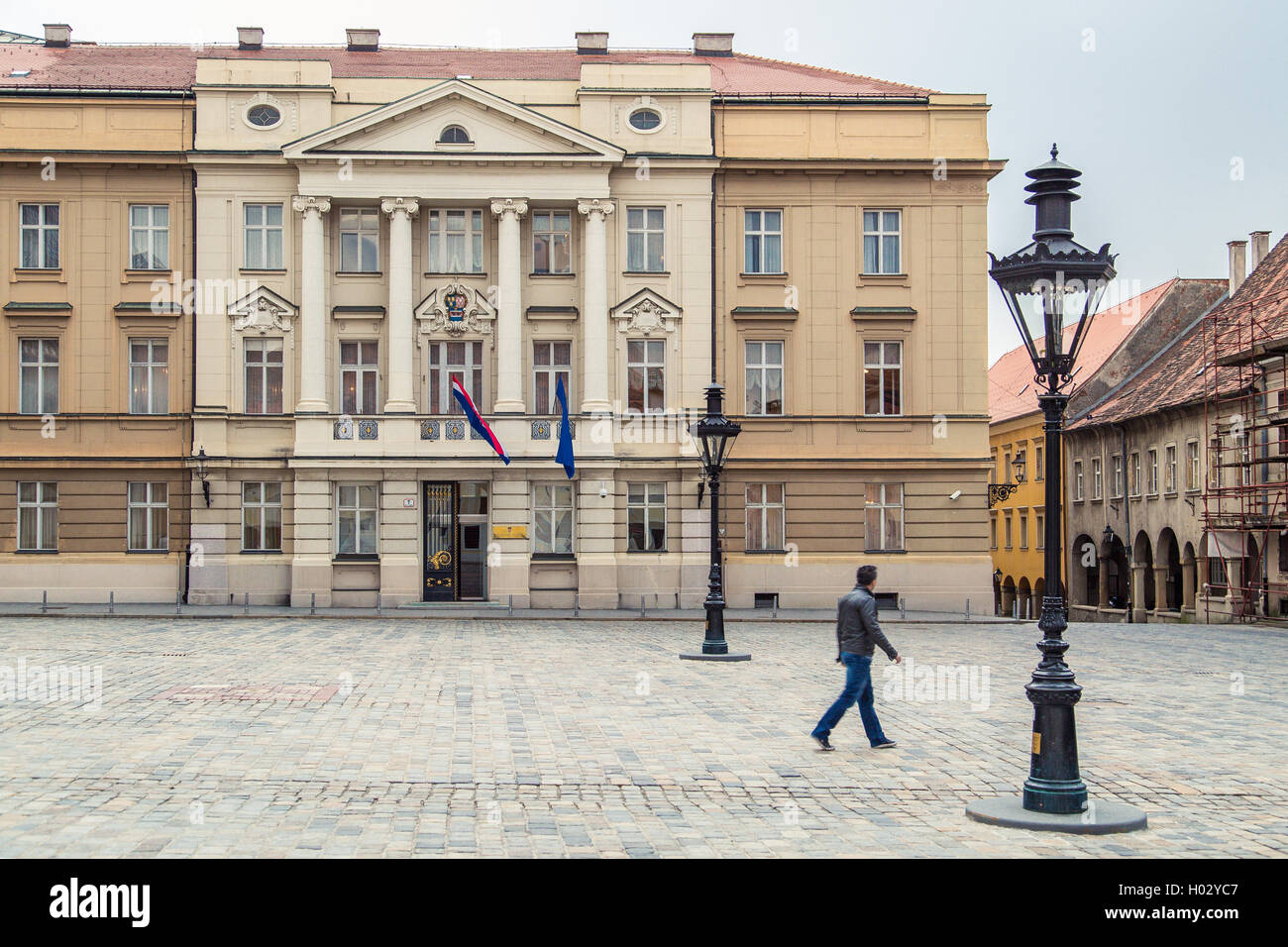 ZAGREB, CROACIA - el 12 de marzo de 2015: el parlamento croata en la parte superior de la ciudad. Foto de stock