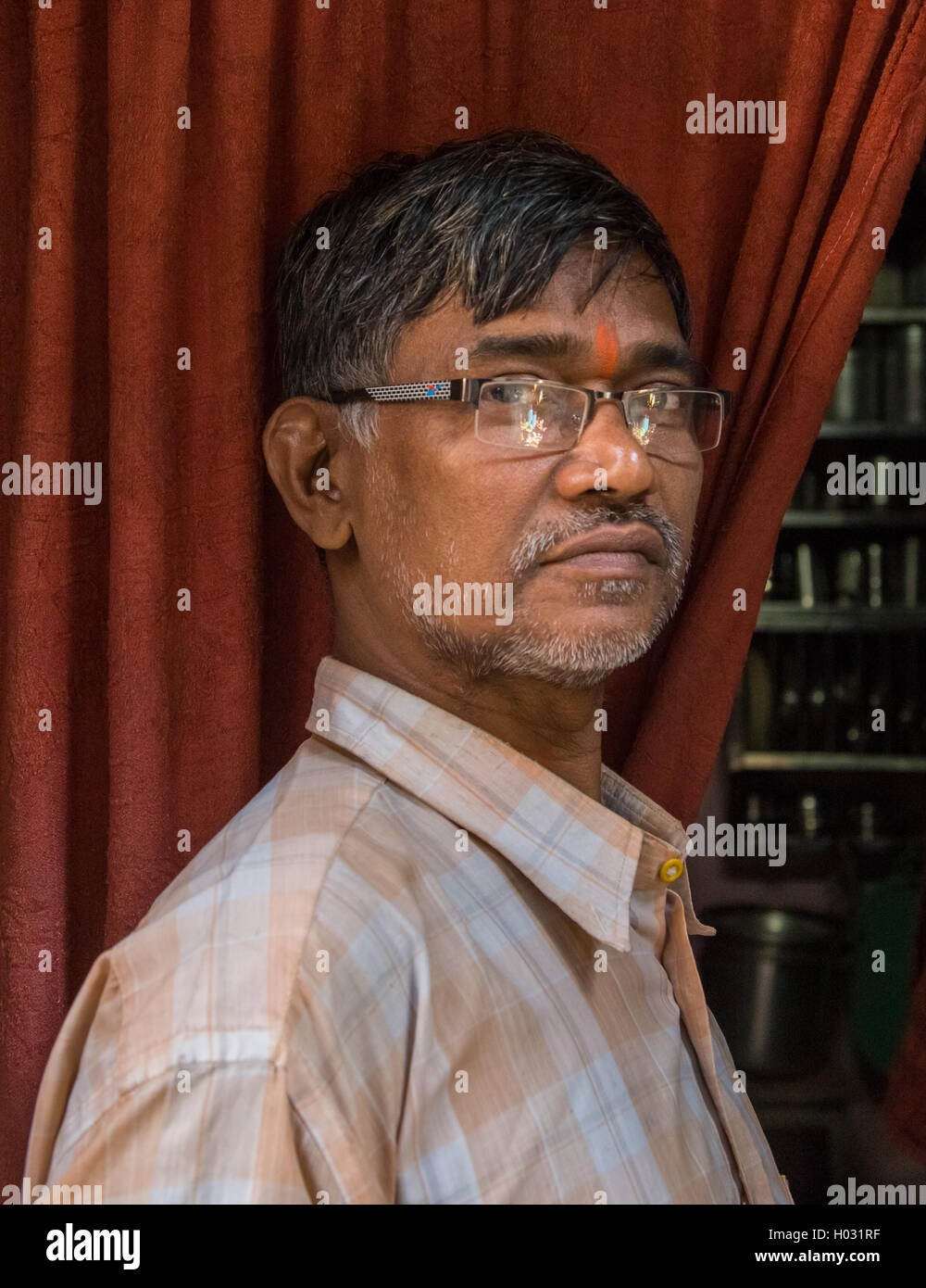 MUMBAI, India - 12 de enero de 2015 India: Anciano Hombre con gafas y bindi  está en la puerta de su casa Fotografía de stock - Alamy