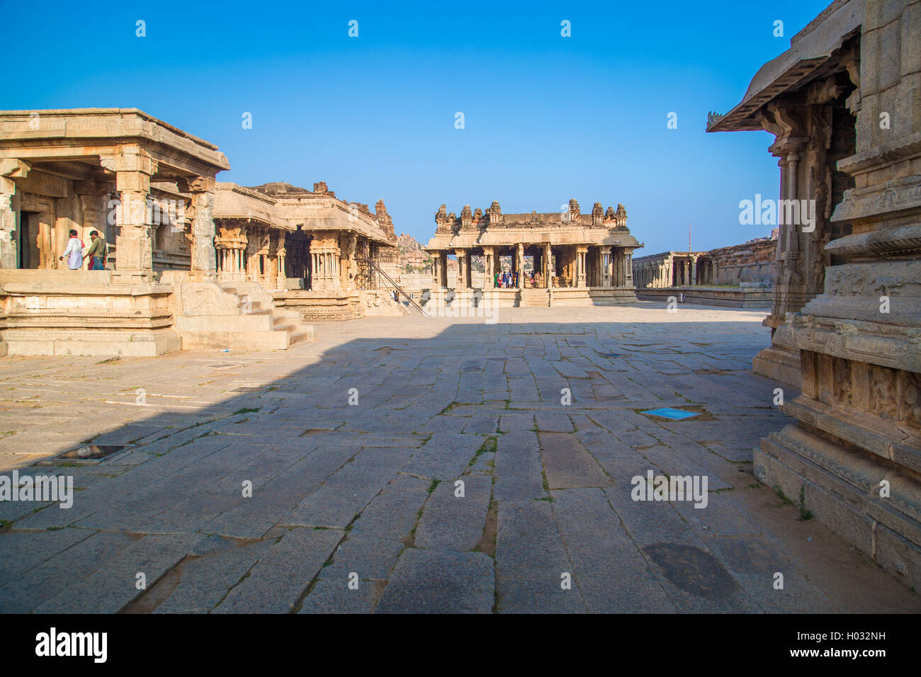 HAMPI, India - 30 de enero de 2015: Los turistas en Achyutaraya Temple, un sitio del Patrimonio Mundial de la UNESCO. Foto de stock