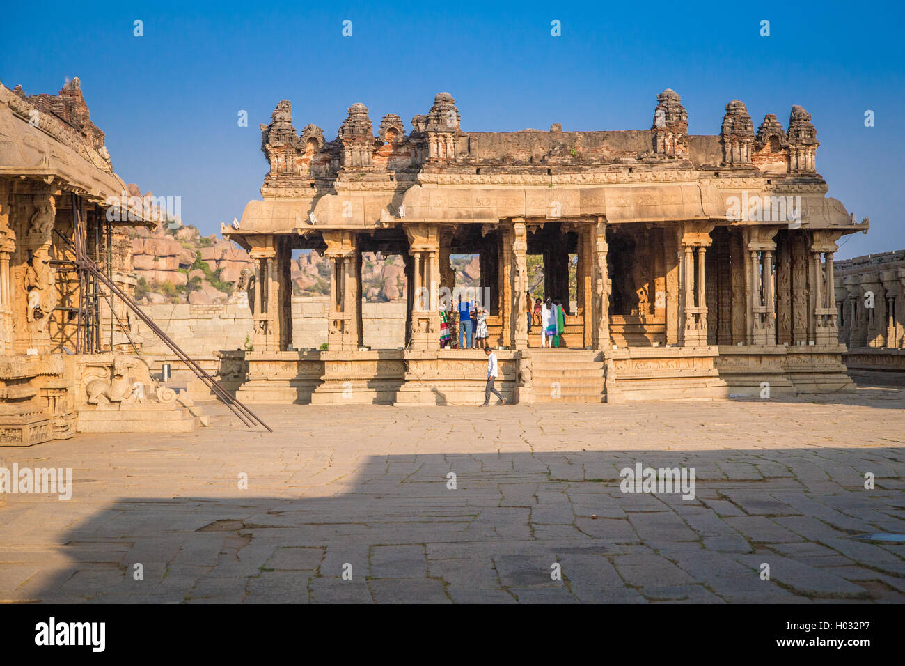 HAMPI, India - 30 de enero de 2015: Los turistas en Achyutaraya Temple, un sitio del Patrimonio Mundial de la UNESCO. Foto de stock