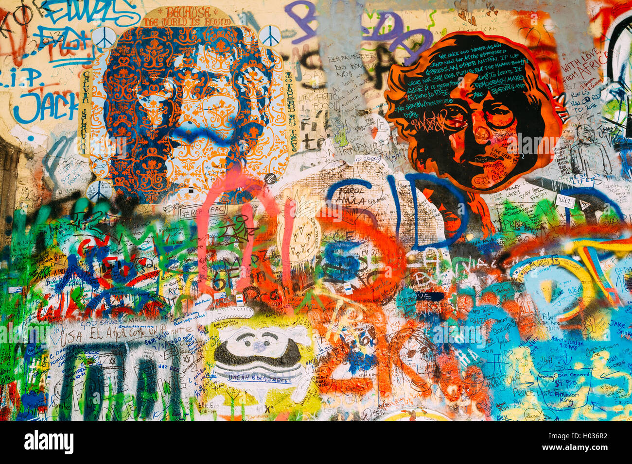 Praga, República Checa - Octubre 10, 2014: el famoso lugar en Praga - El muro de John Lennon. Muro está lleno de John Lennon inspir Foto de stock