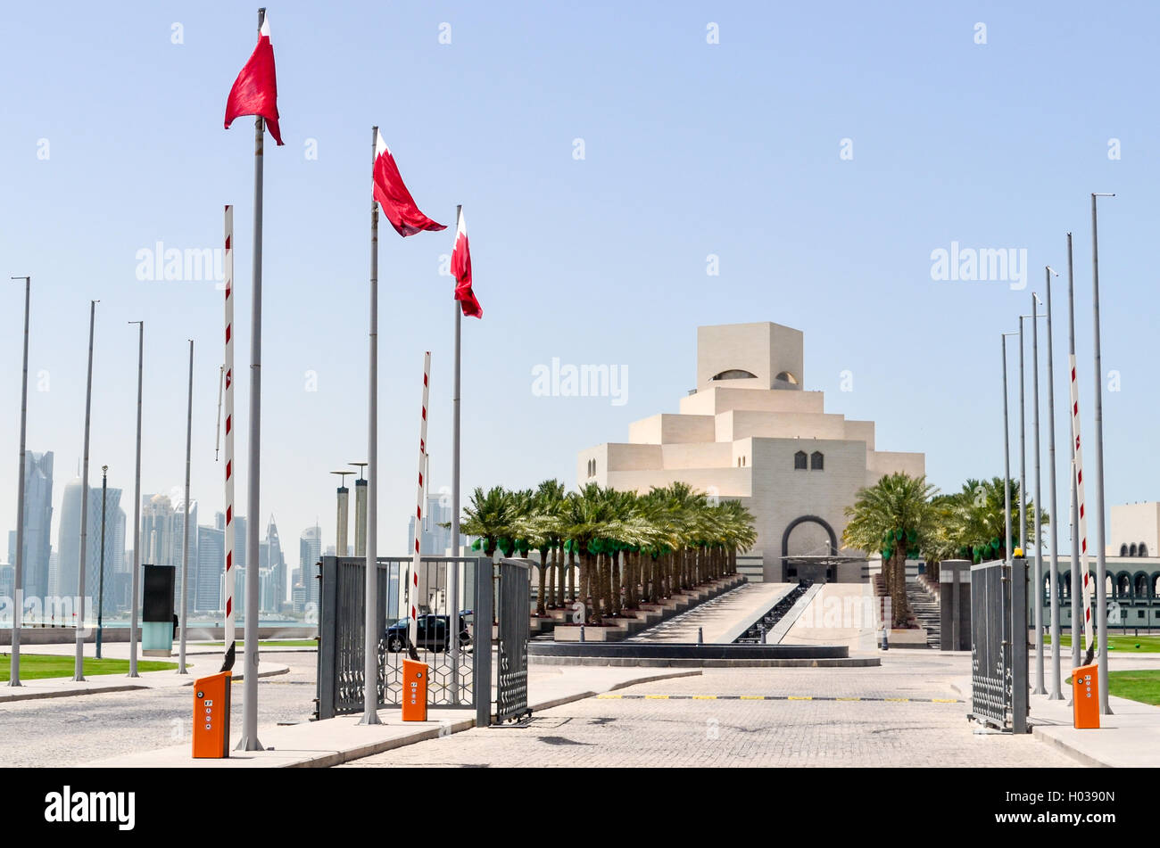 Banderas de Qatar junto al Museo de Arte Islámico, Doha, Qatar Foto de stock