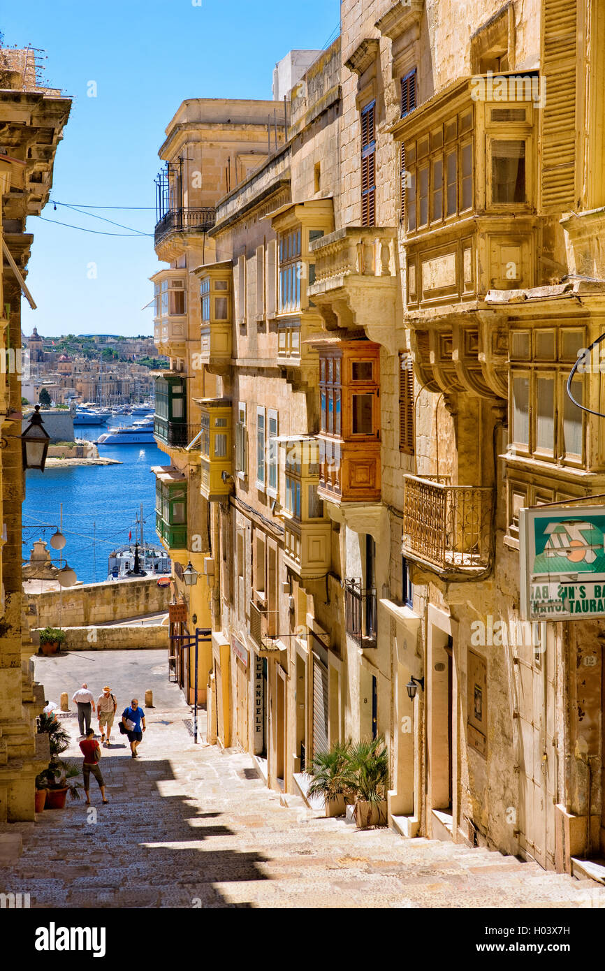 Escena callejera en Valletta, Malta Foto de stock