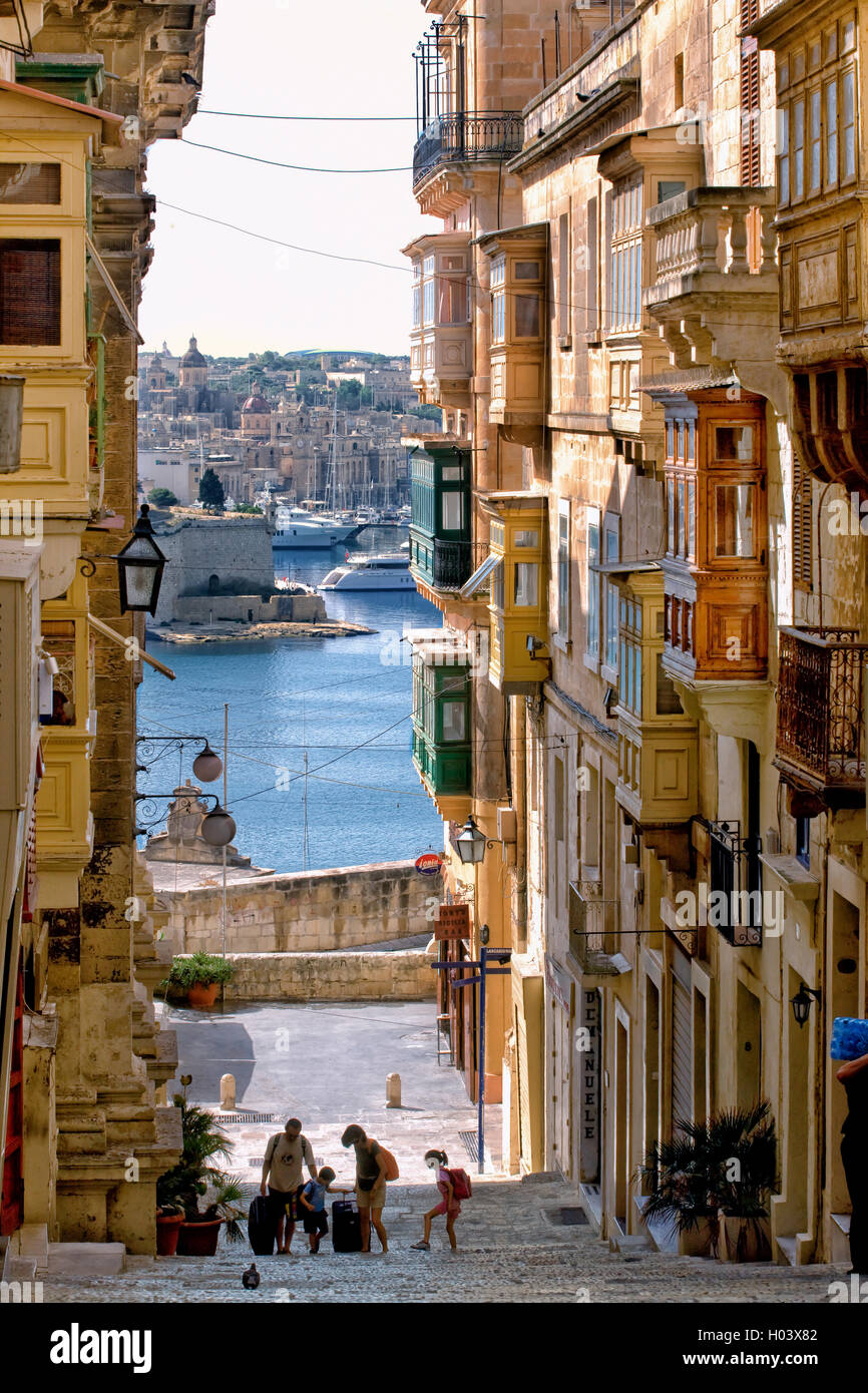 Escena callejera en Valletta, Malta Foto de stock