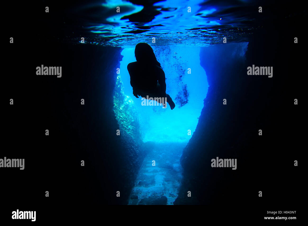 Fotografía submarina de mujer snorkeling Foto de stock