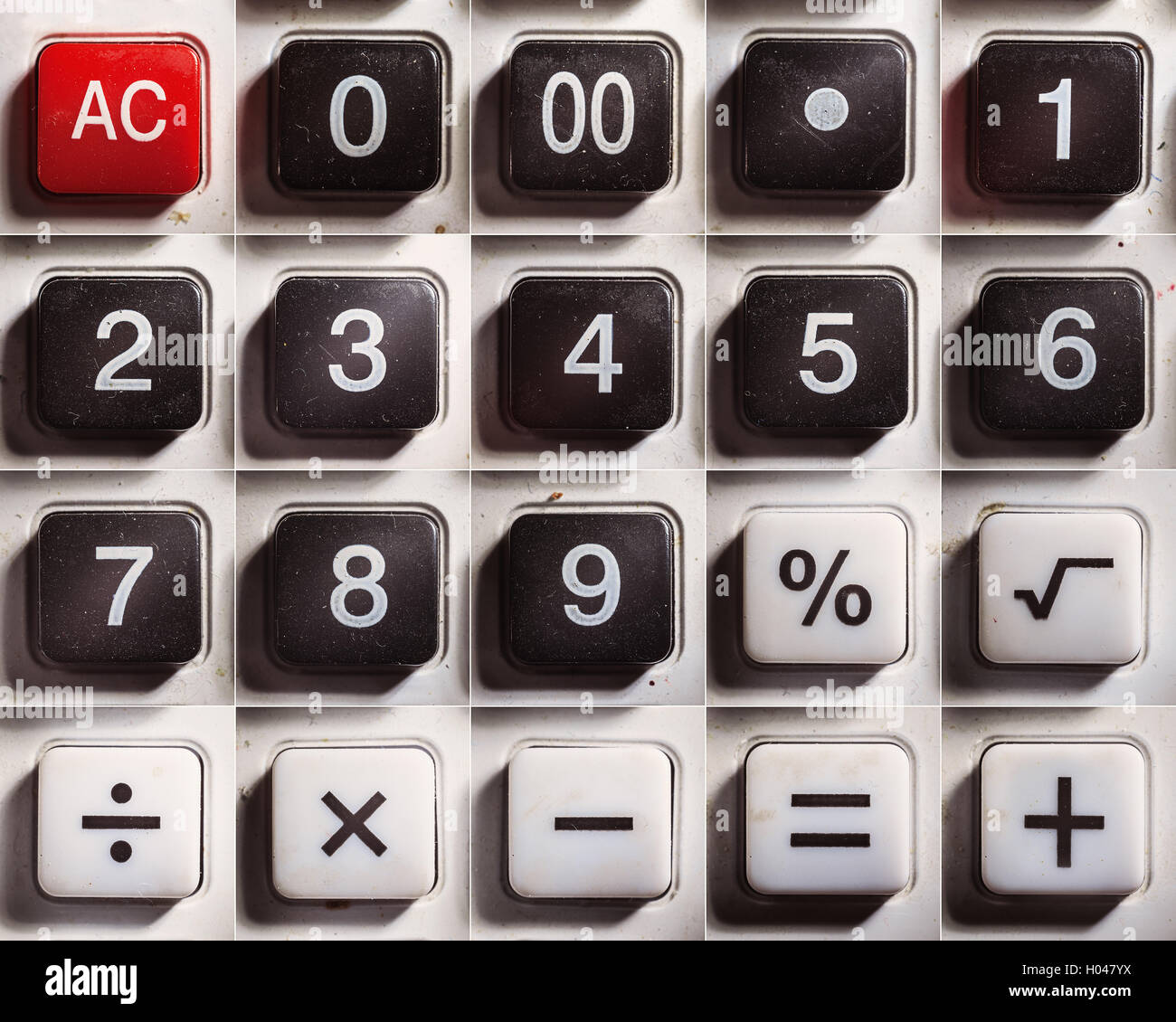 Números y signos matemáticos de una antigua calculadora polvorienta  Fotografía de stock - Alamy
