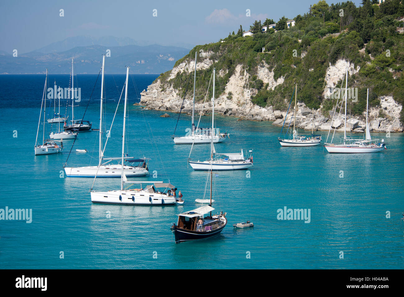 Veleros en Lakka puerto en la isla de Paxos, las Islas Jónicas, Las Islas Griegas, Grecia, Europa Foto de stock