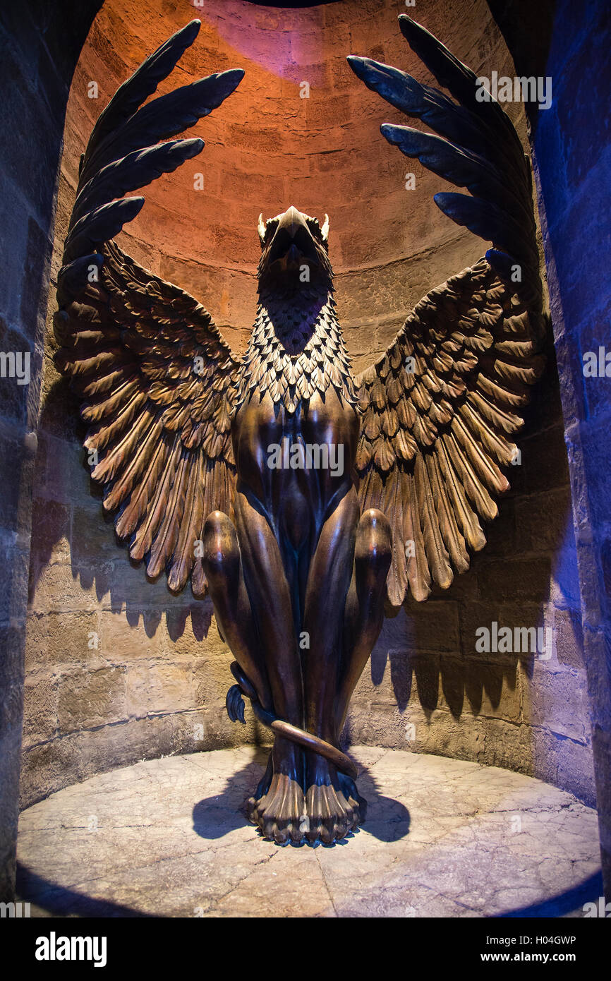 Estatua de Phoenix en la entrada de la Oficina de Albus Dumbledore, Warner Brothers Studio Tour, el Making of Harry Potter, Londres Foto de stock