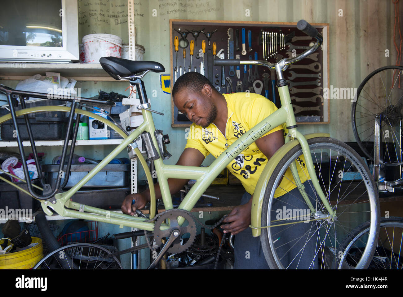 Mecánico de bicicletas fotografías e imágenes de alta resolución - Alamy