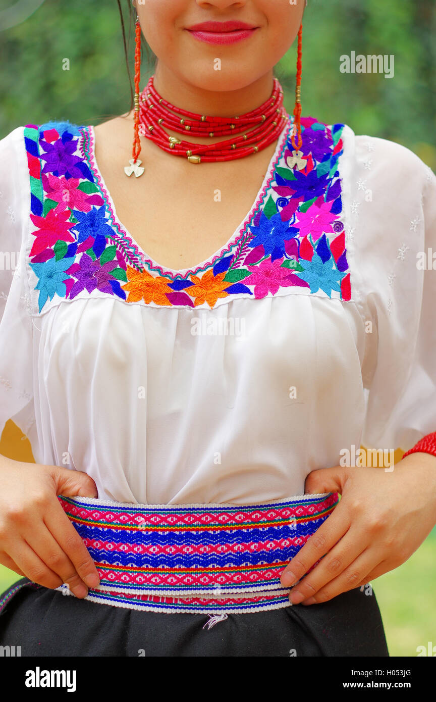 Closeup hermosa mujer hispana falda negra, blusa blanca andina tradicional una decoración colorida alrededor del y Fotografía de stock - Alamy