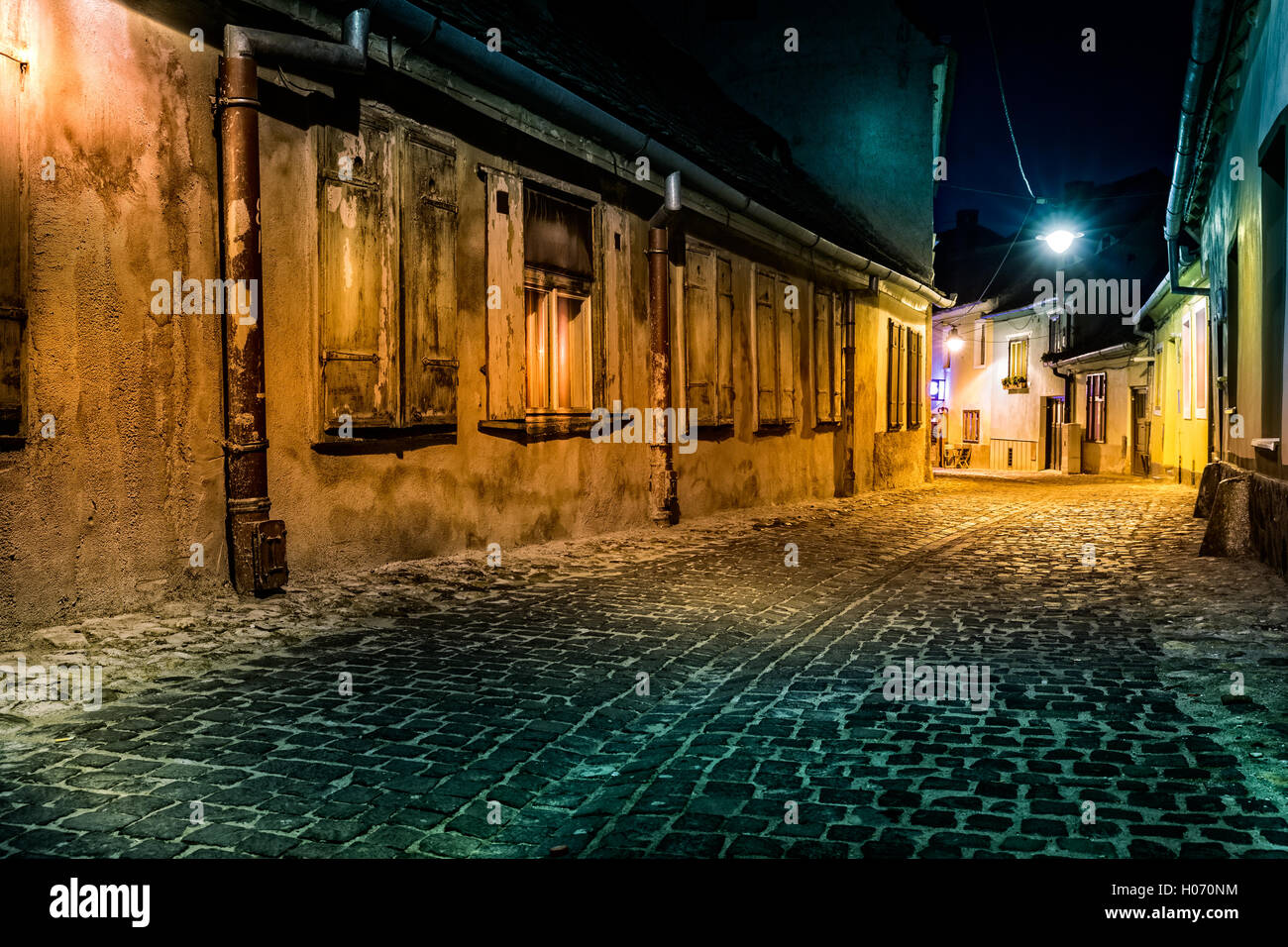 Oscuro callejón desierto por la noche, en Sibiu (Rumania) el procesamiento de efectos de Hollywood Foto de stock