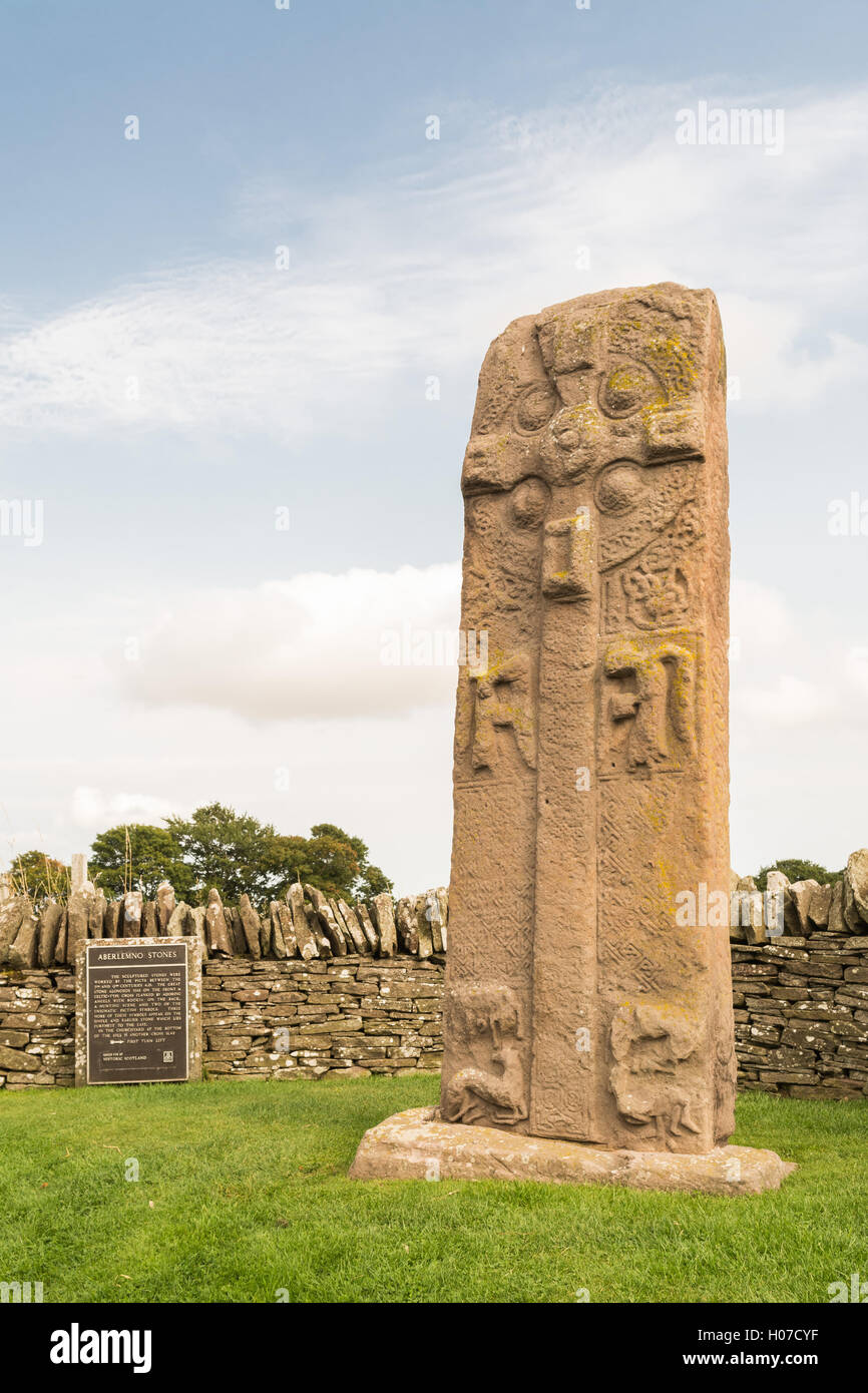 Pictish permanente - antiguo de piedra tallada de piedra con una cruz celta en Aberlemno, Angus, Escocia Foto de stock