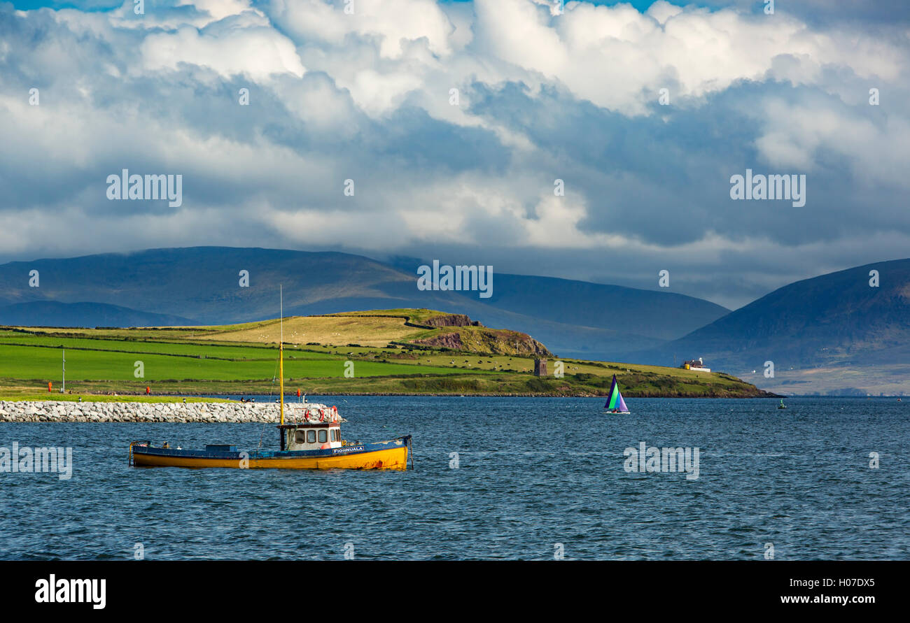 Barco de pesca amarrados en el puerto de Dingle, Dingle, Condado de Kerry, Irlanda Foto de stock