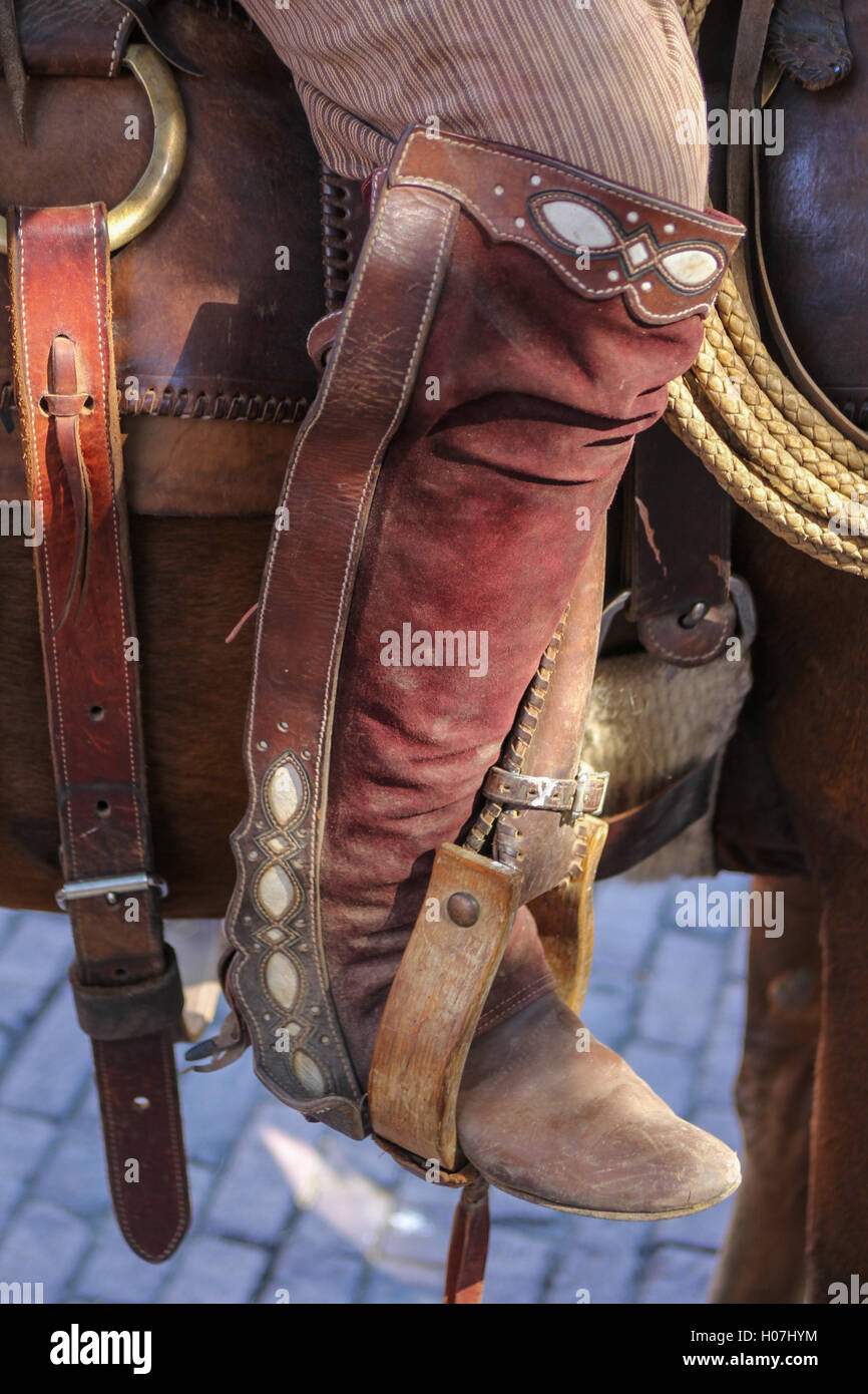 Botas altas de desgaste de vaqueros en el rodeo, a caballo vaquero Estilo  Español Fotografía de stock - Alamy
