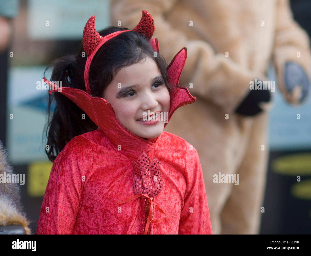 Disfraz de niña diablo fotografías e imágenes de alta resolución - Alamy