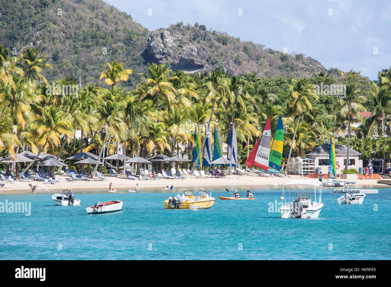 Deportes de agua y tumbonas para la diversión y el relax, Carlisle, Morris Bay, Antigua y Barbuda, Islas de Sotavento, Antillas Foto de stock