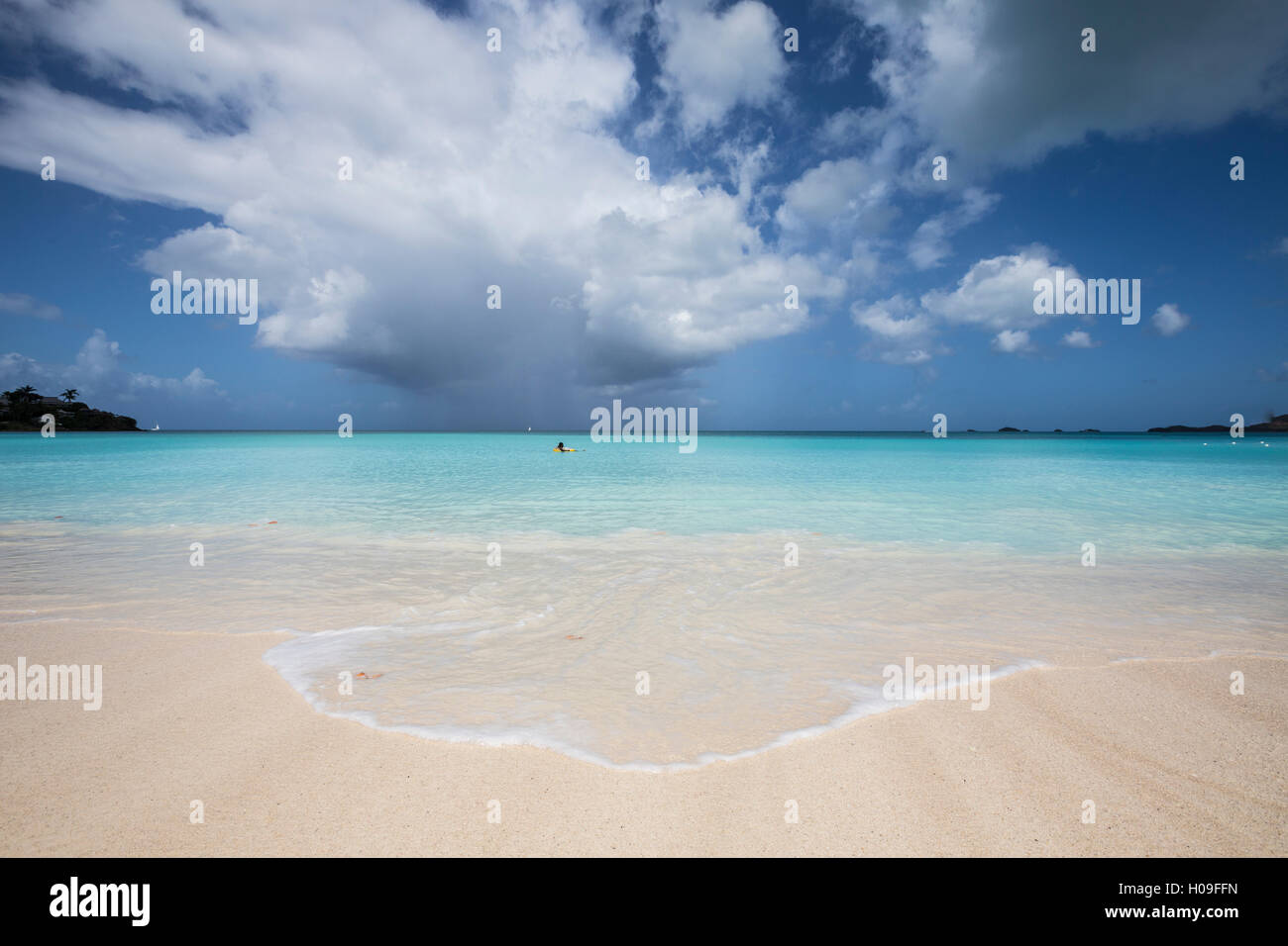 De fina arena blanca y rodeada por las aguas turquesa del mar Caribe, el nido, Antigua, Antigua y Barbuda, Islas de Sotavento Foto de stock