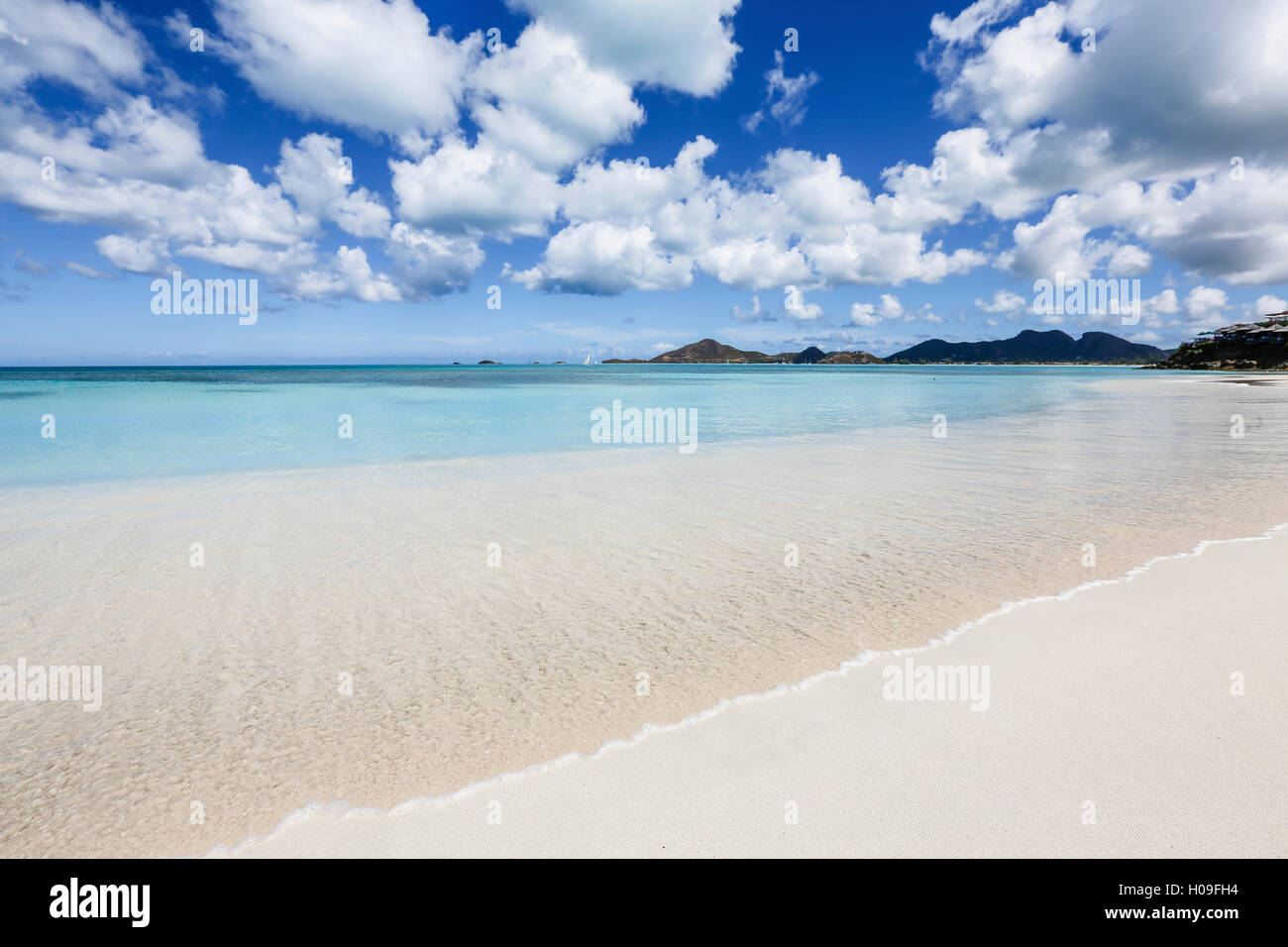 Blue Sky enmarca la arena blanca y las aguas turquesas del mar Caribe, Ffryes Playa, Antigua, Antigua y Barbuda, Islas de Sotavento Foto de stock