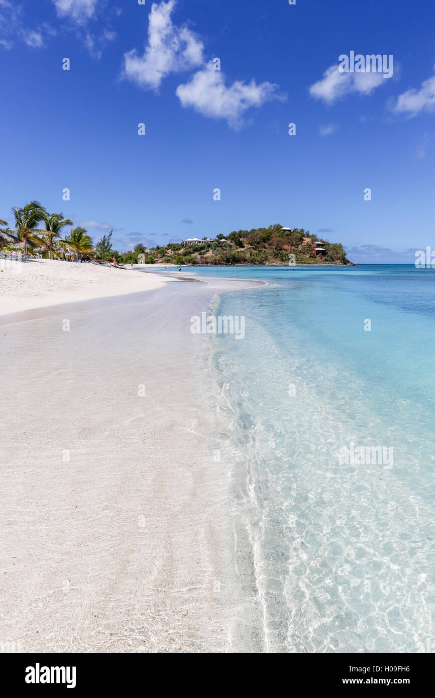 Palmeras y arena blanca rodean las aguas azul turquesa del mar Caribe, Ffryes Playa, Antigua, Antigua y Barbuda, Islas de Sotavento Foto de stock