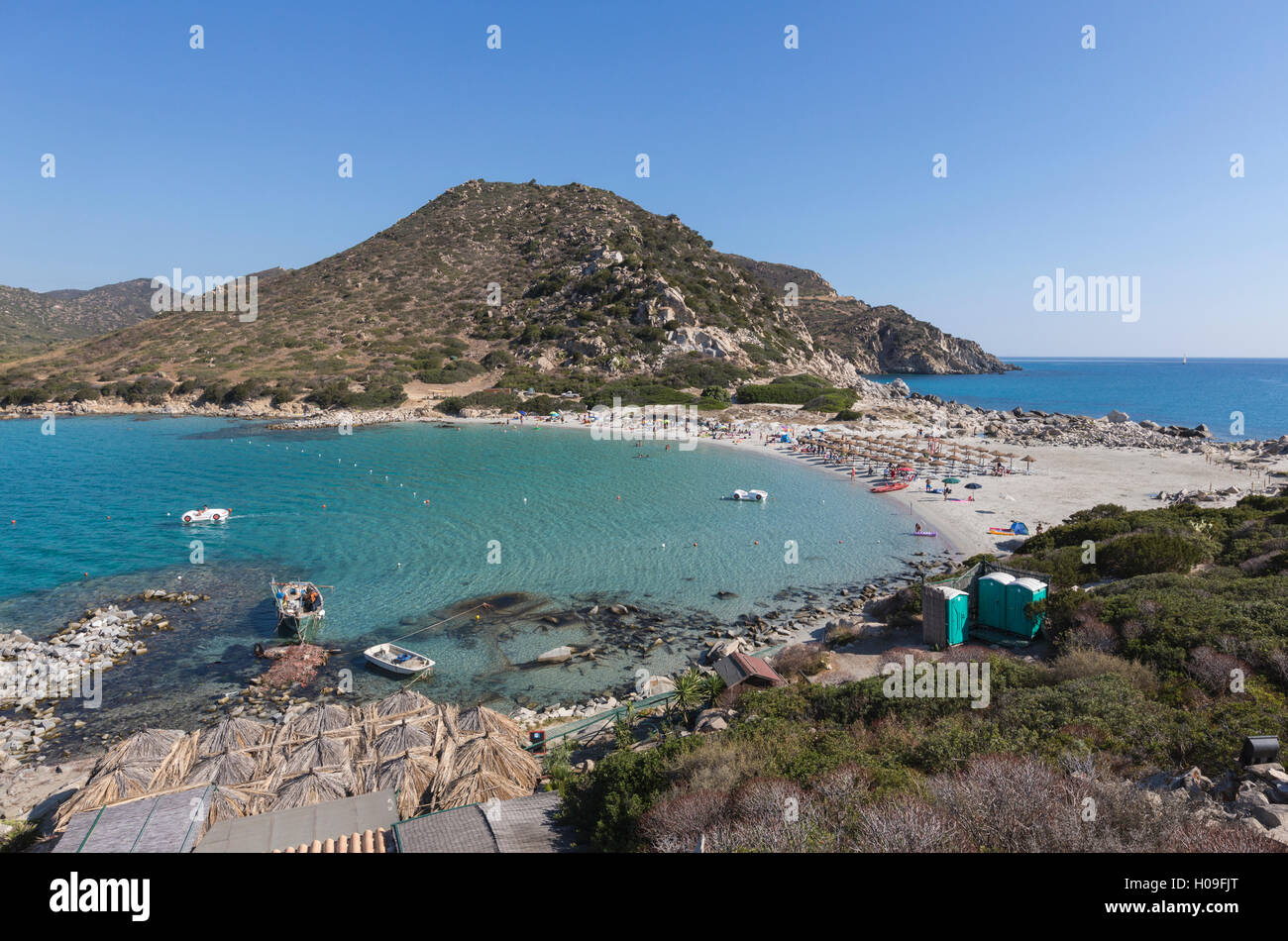 Vista superior de la bahía con el mar turquesa y la arena de la playa, Punta Molentis, Villasimius, Cagliari, Cerdeña, Italia Foto de stock