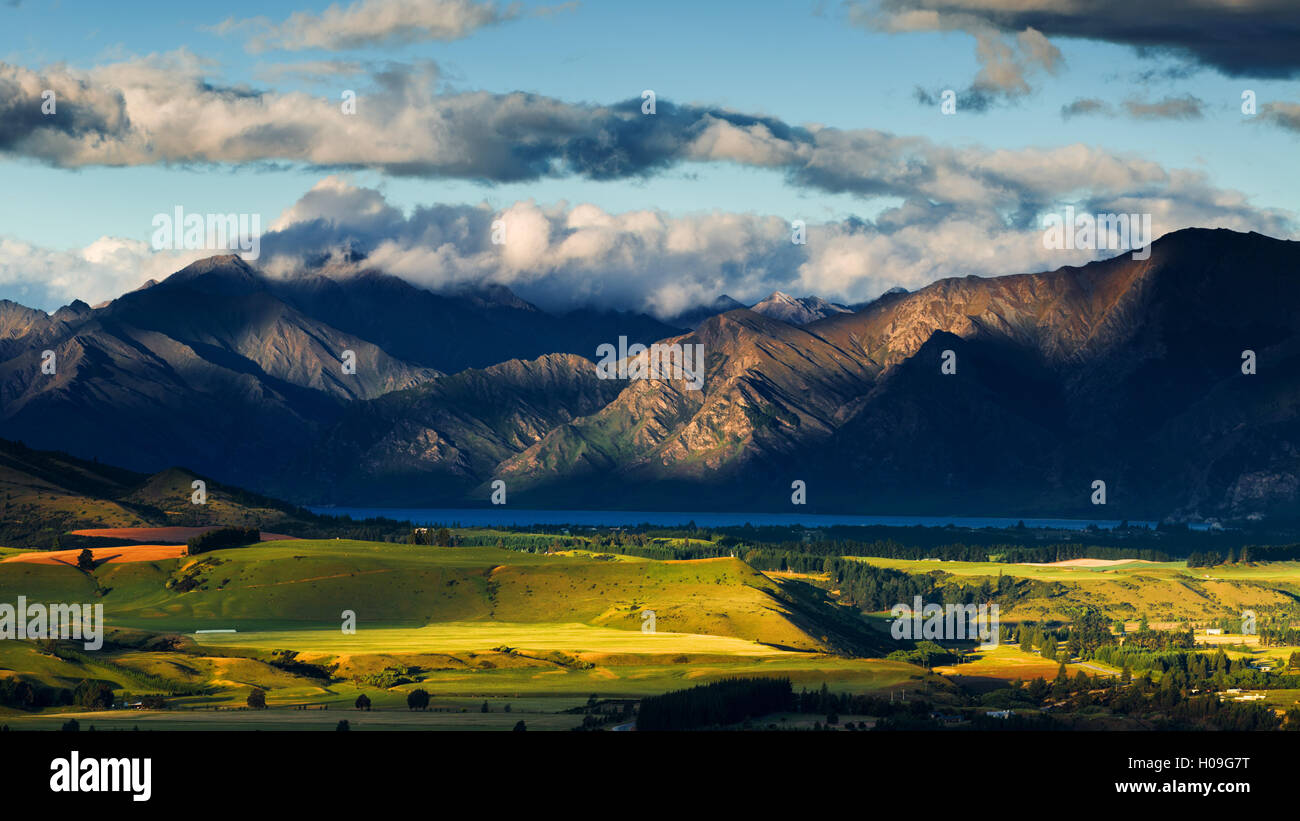 Las llanuras y los lagos de la región de Otago, enmarcadas por montañas coronadas de nubes, Otago, Isla del Sur, Nueva Zelanda, el Pacífico Foto de stock