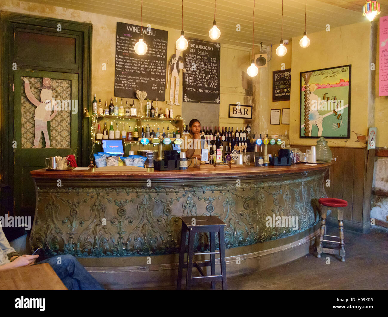 Barra de bar con listones de madera  Restaurant bar, Home decor, Barra bar