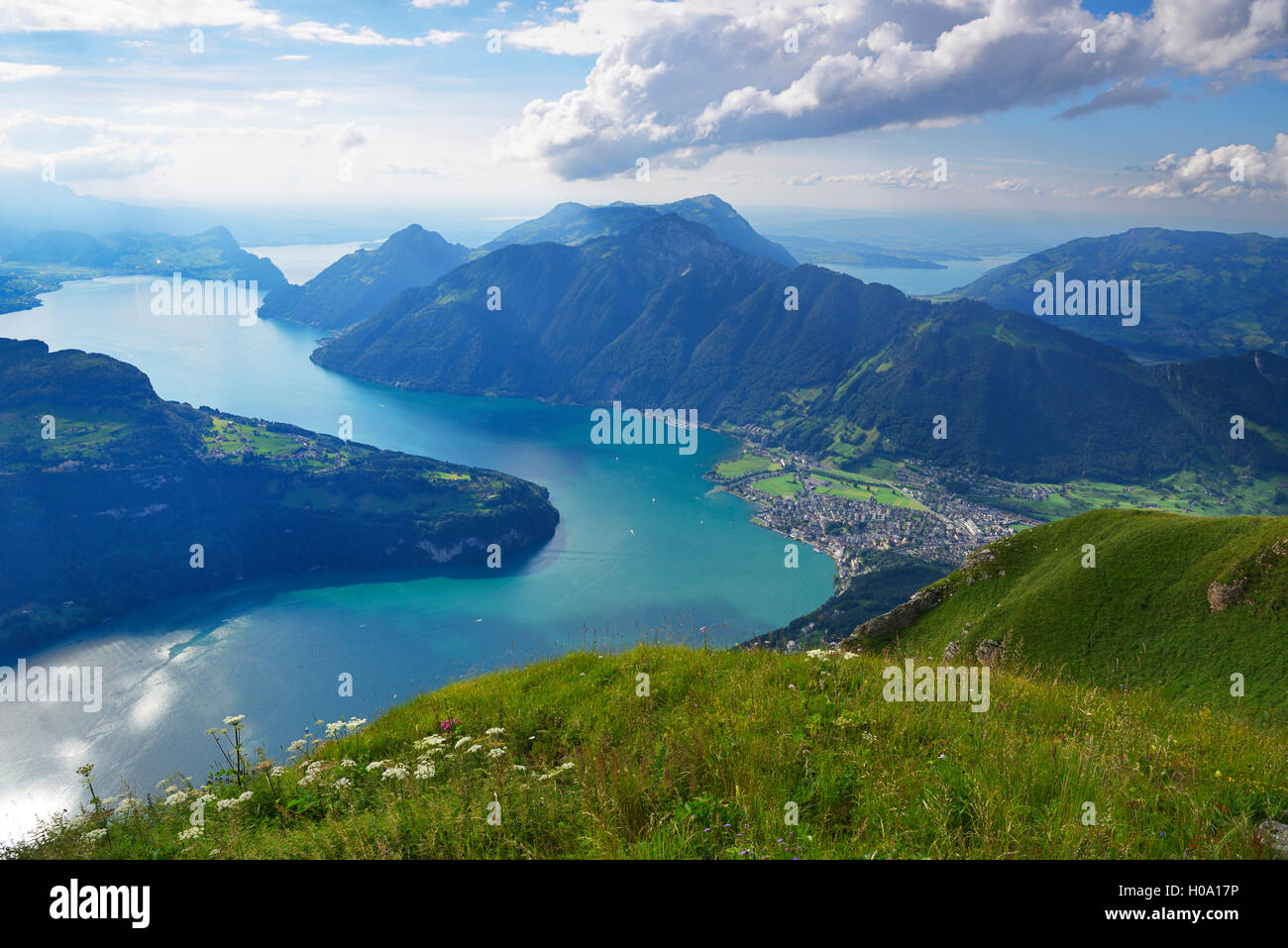 Vista desde el Fronalpstock, Rigi y detrás del lago de Lucerna, Stoos, cantón de Schwyz, Suiza Foto de stock
