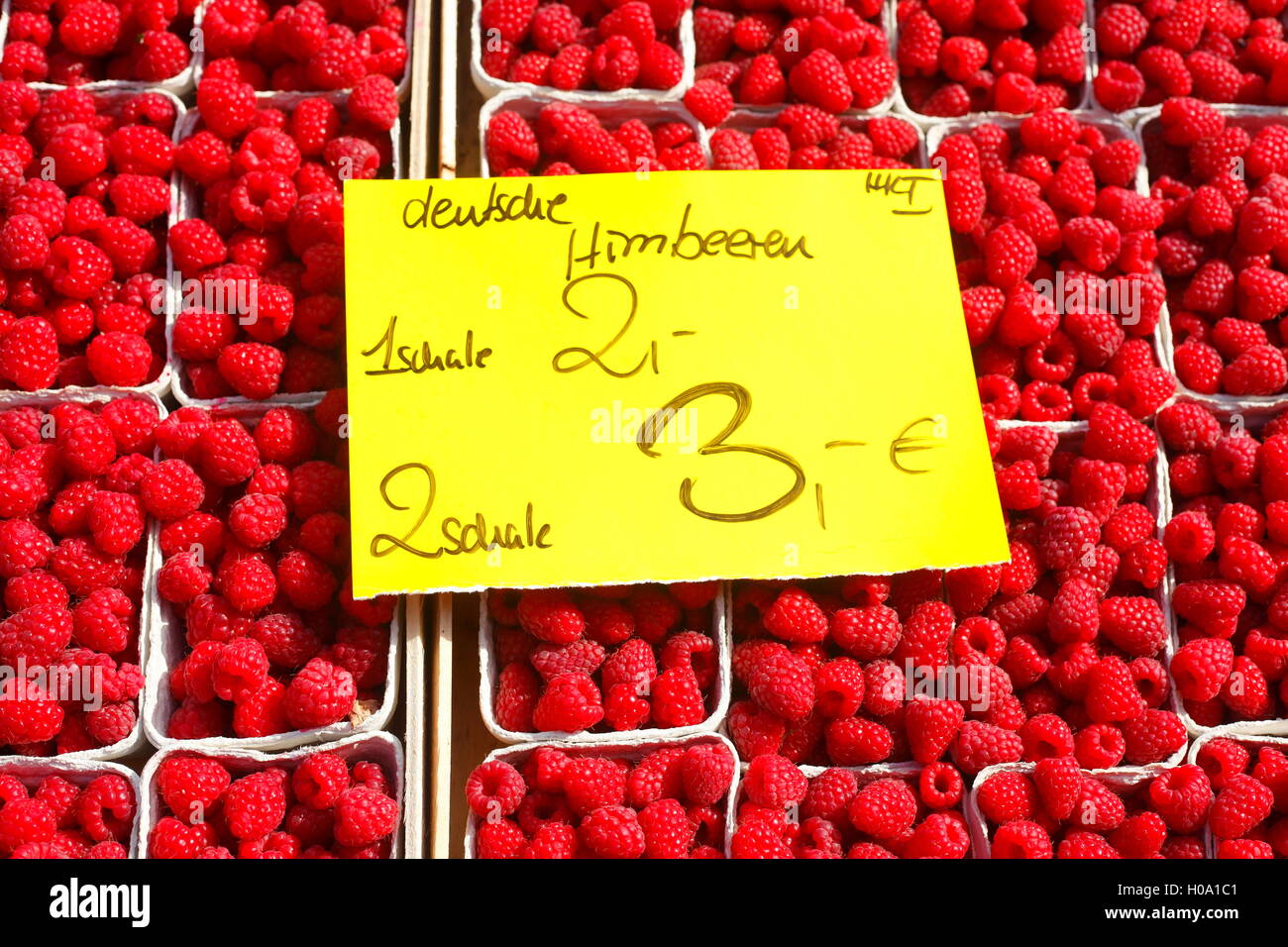 En Schalen Frische Himbeeren auf einem Marktstand, Bremen, Alemania, Europa Foto de stock