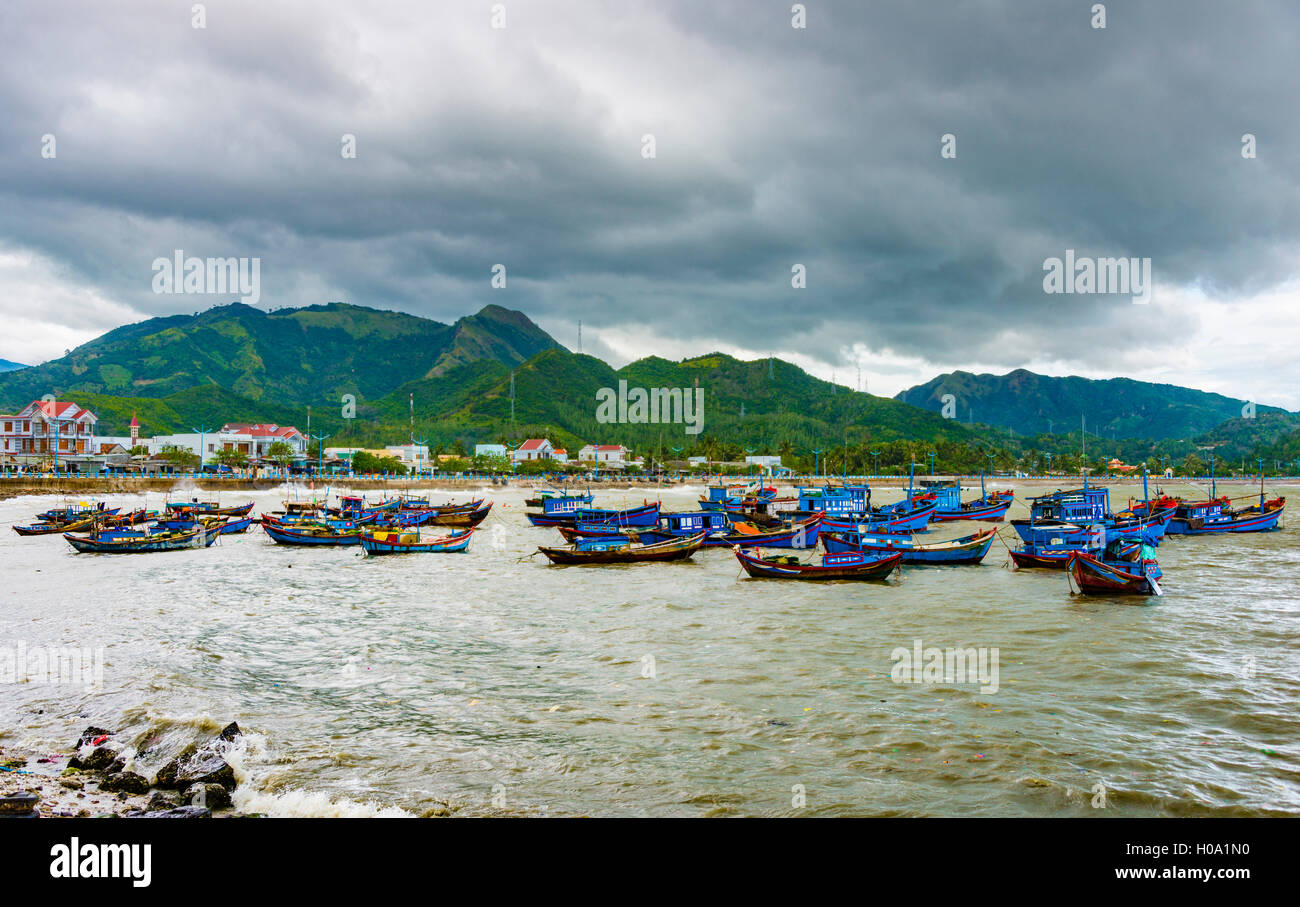 Blue botes de pesca, botes de pesca en el agua, Puerto, Nha Trang, provincia Khánh Hòa, Vietnam Foto de stock