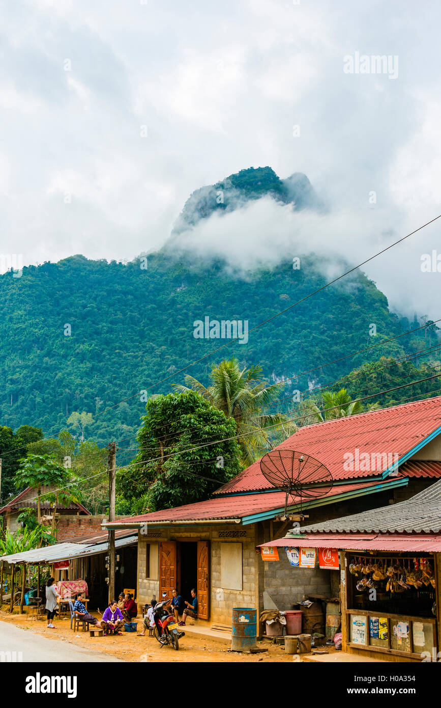 Montañas Karst envueltos en las nubes, la selva tropical, Nong Khiaw, Luang Prabang, Laos Foto de stock