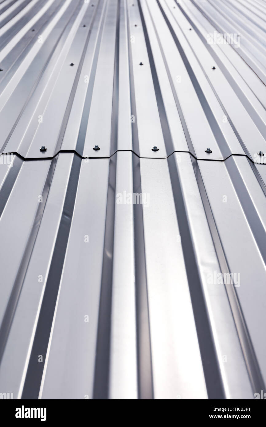 Textura brillante de techo de metal corrugado Antecedentes industriales Foto de stock