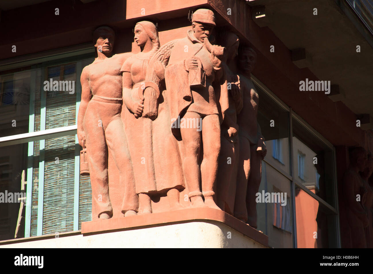 La escultura decorativa de la arquitectura de estilo del realismo socialista. Detalle de la fachada de edificio en Ostrava, República Checa. Foto de stock