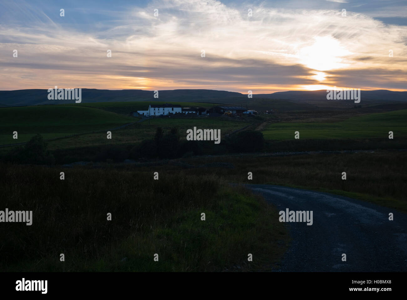 Sayer Hill Farm caer en la oscuridad debajo de Widdibank cayó, Langdon Beck, Upper Teesdale, Durham, Inglaterra, Reino Unido. Foto de stock