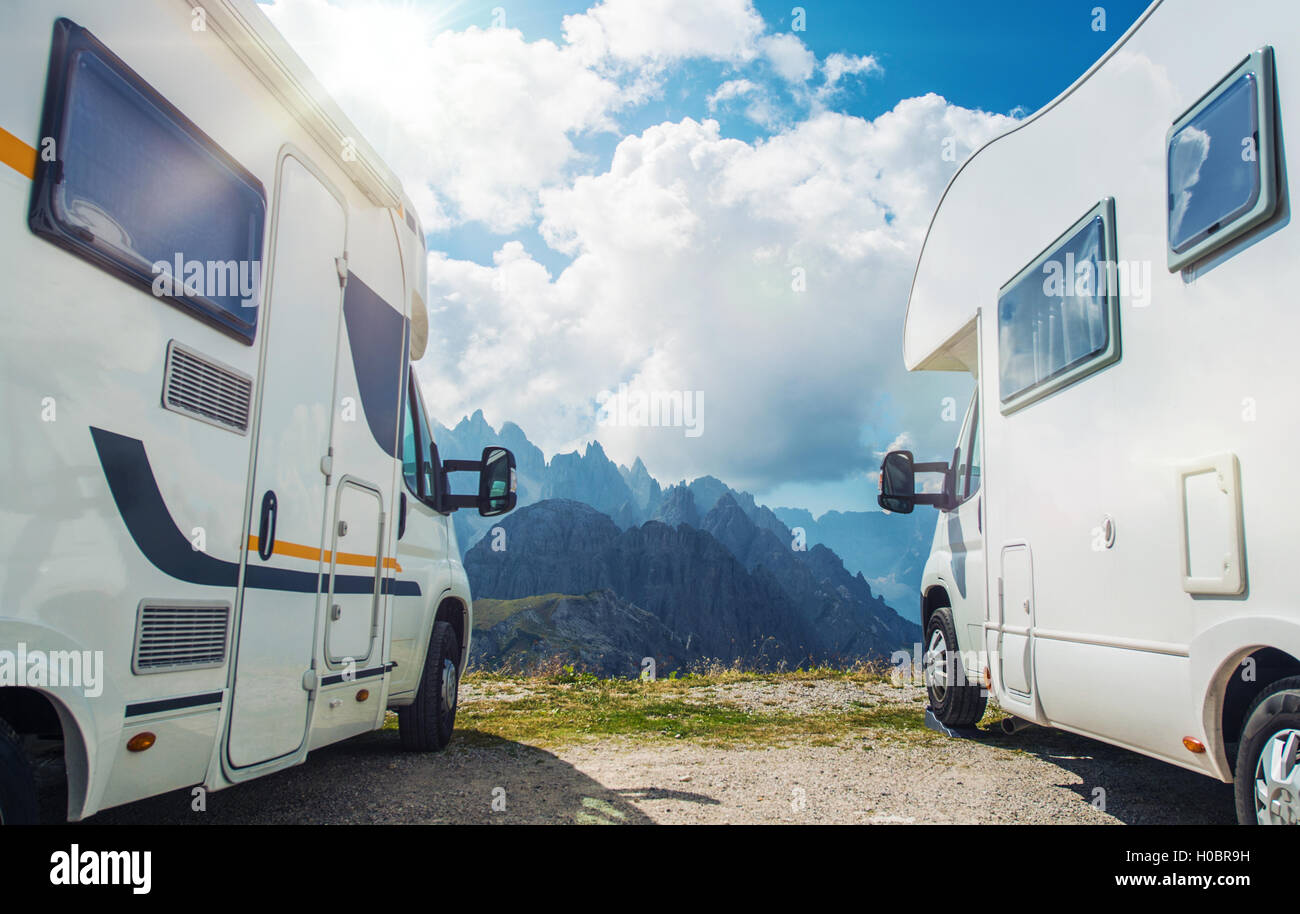 Los campistas Camping de alta montaña. Dos autocaravanas y la pintoresca vista de la montaña. Tema RVing y al aire libre. Foto de stock