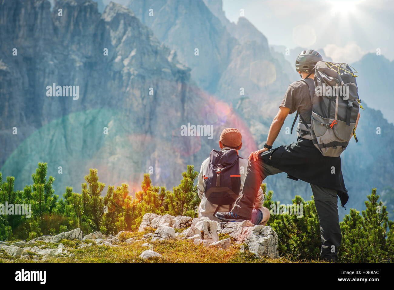 Caminante y ciclista en un sendero disfrutando increíble montaña Vista. Foto de stock