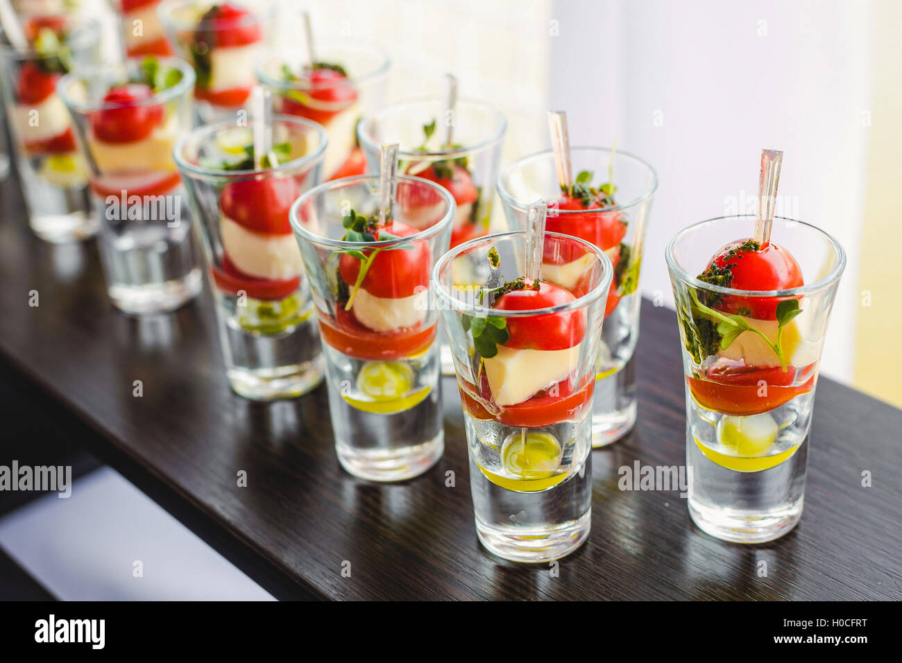 Pequeños aperitivos canape con tomates cherry, queso, aceitunas en  brochetas Fotografía de stock - Alamy