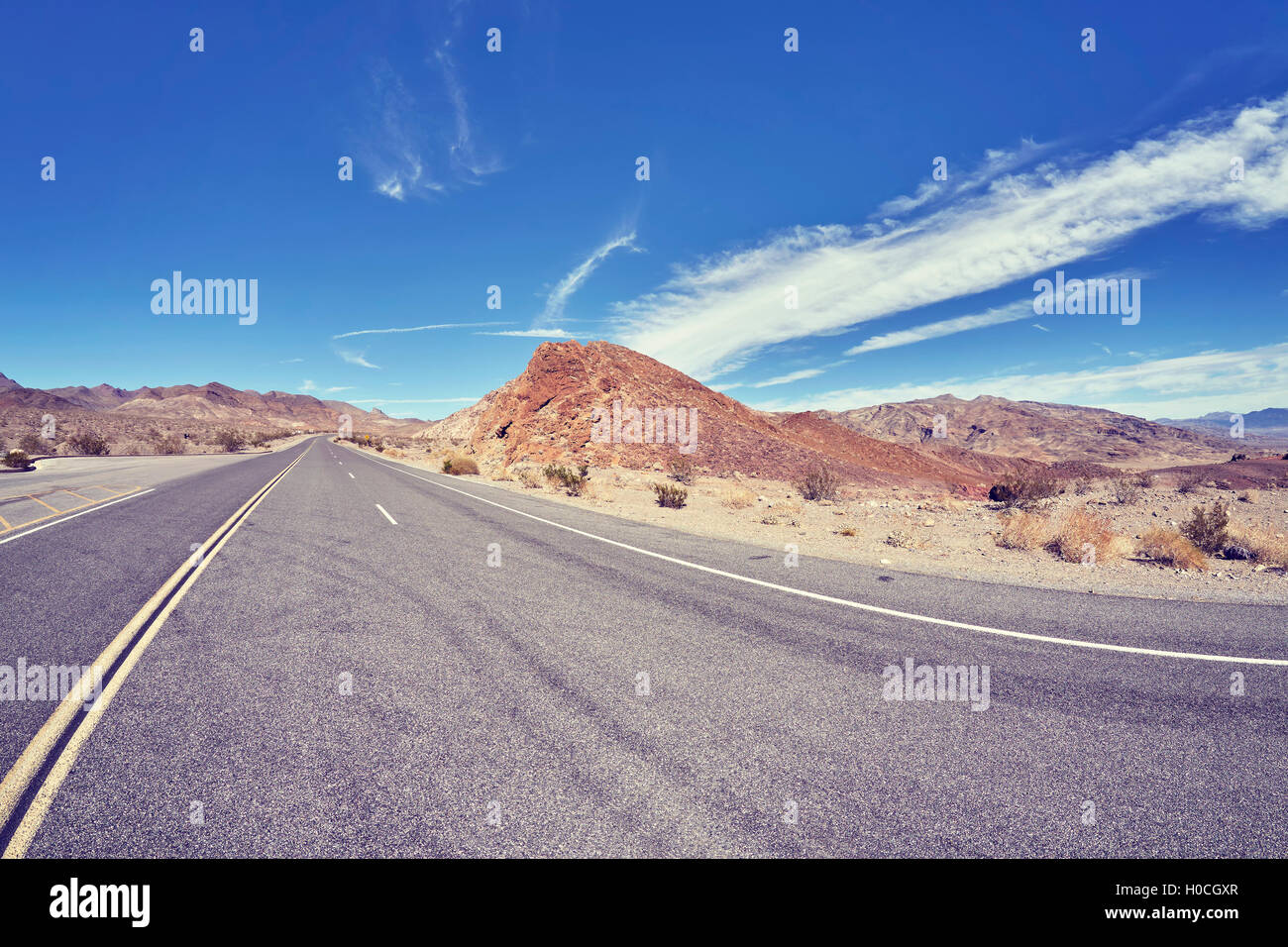 Tonos Vintage desert road en el Valle de la muerte, concepto de viaje, USA. Foto de stock