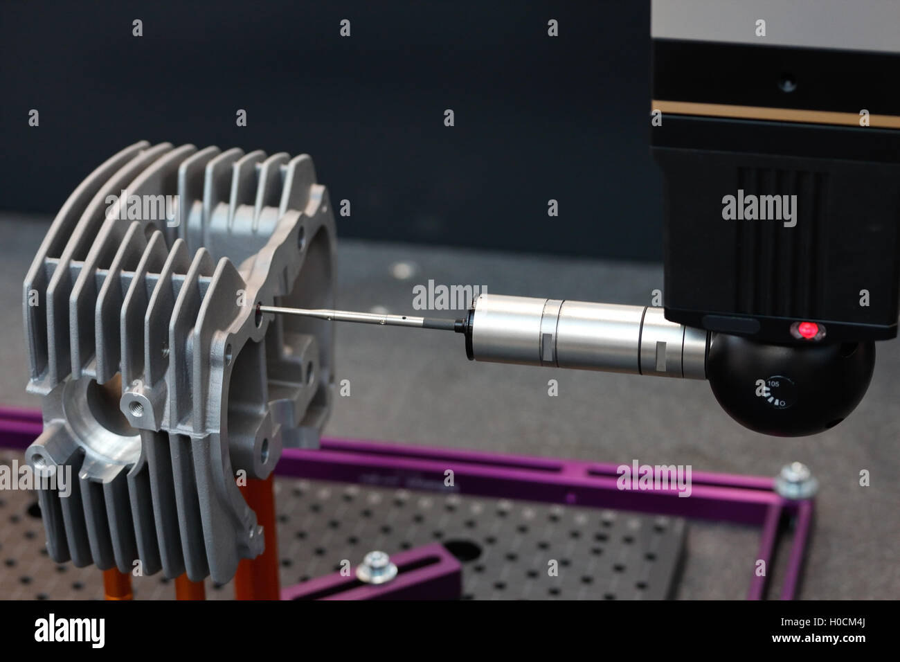 Inspección y control de calidad en una máquina de medición de coordenadas. Foto de stock