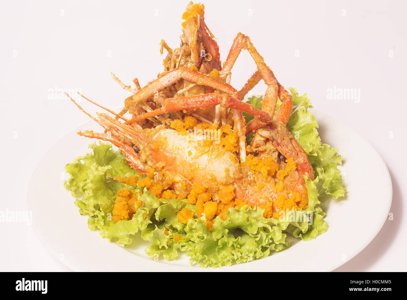 Frita con ensalada de camarones de agua dulce gigante en la placa